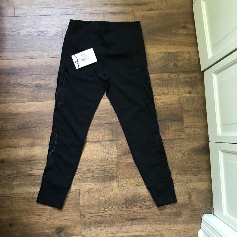 Zyia crop leggings